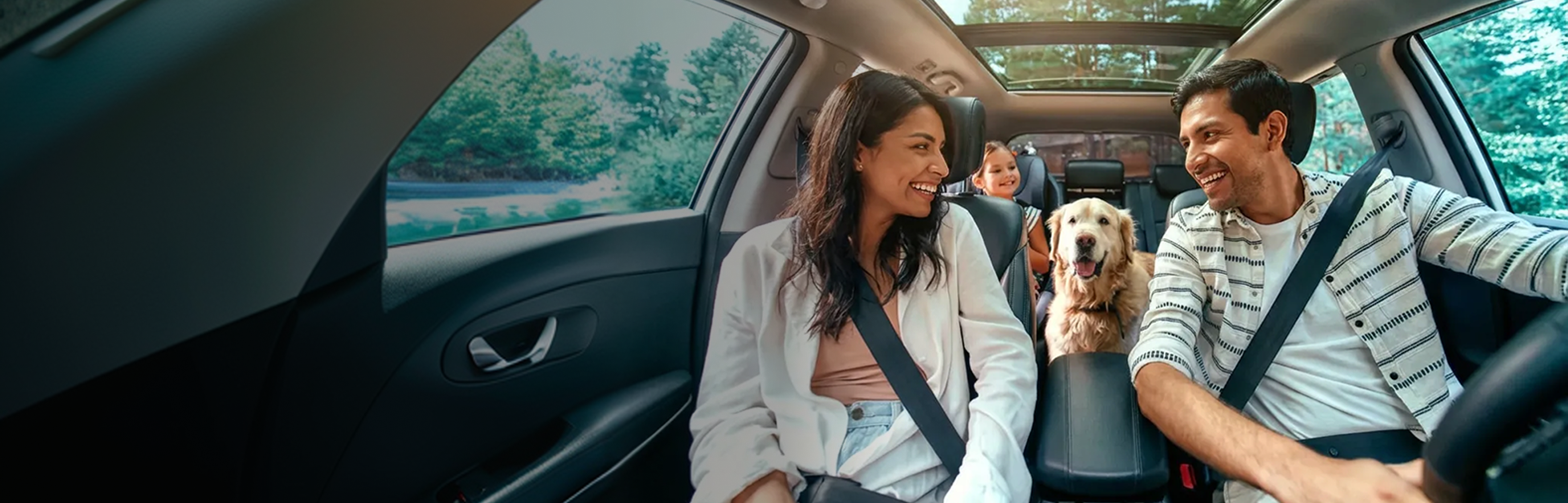 Familia sonriendo dentro un auto simbolizando la protección que brinda un seguro vehicular
